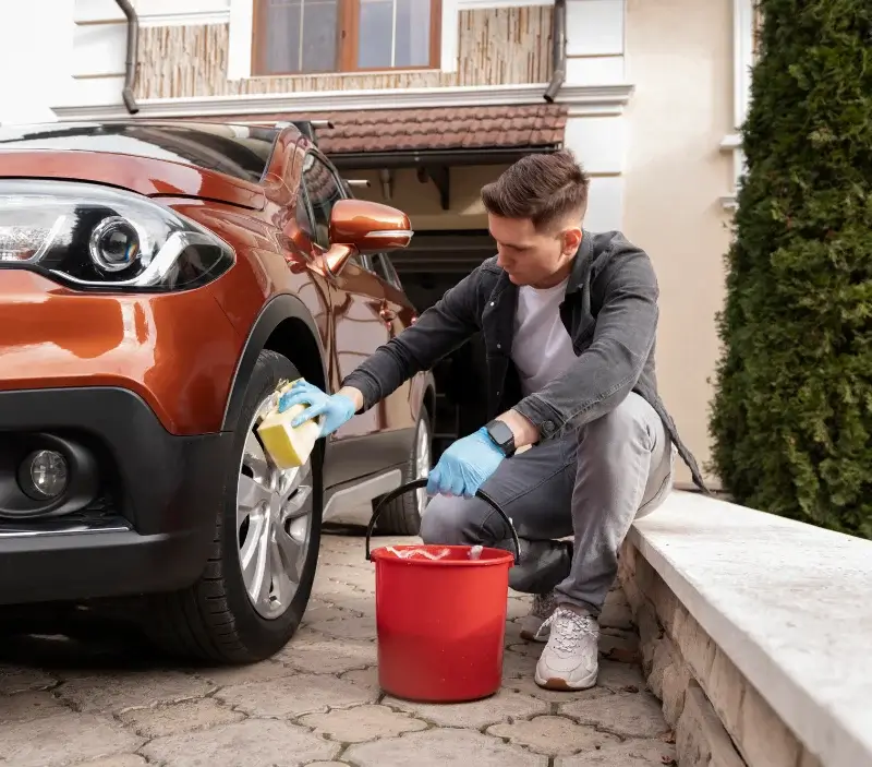 Lavage auto à domicile Lieusaint : professionnel intervenant sur un véhicule